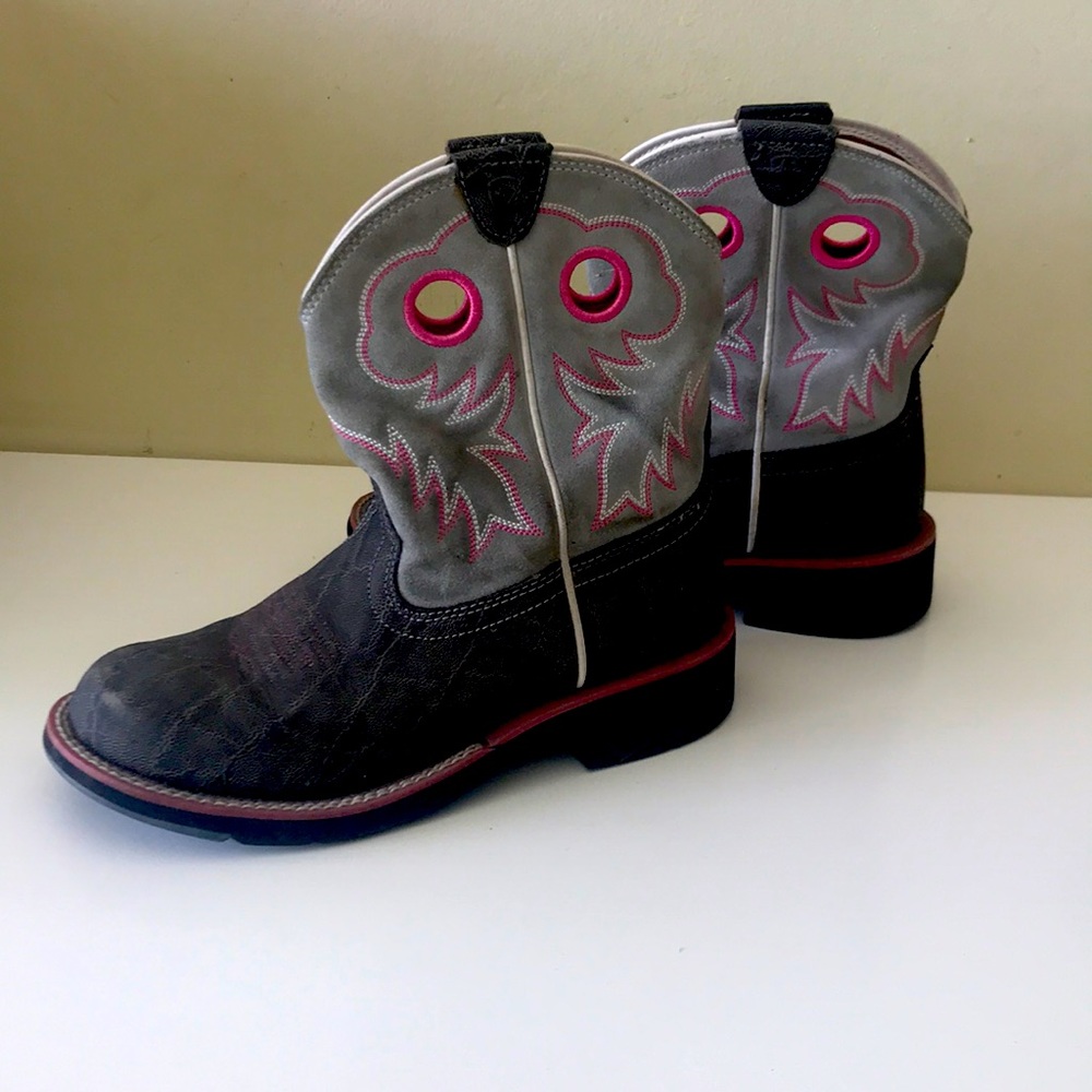 Girls ariat boots size 7B